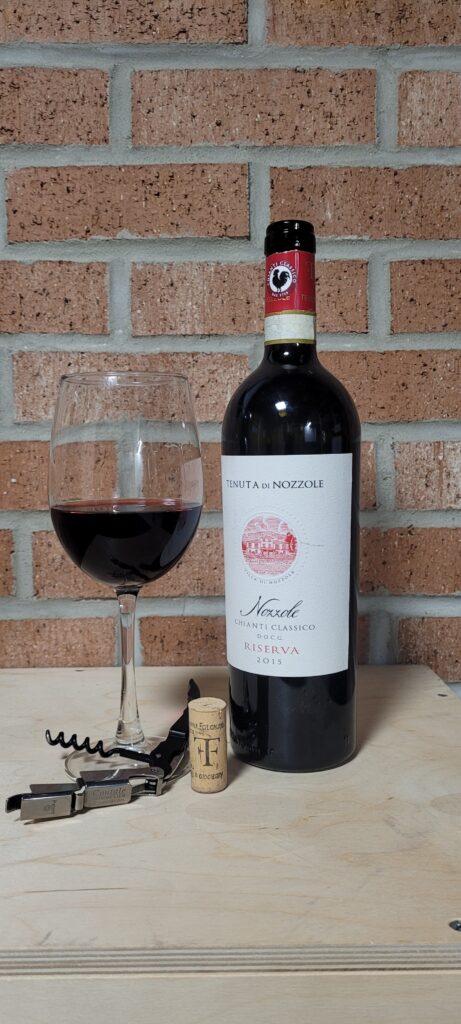 Bottle and glass of the 2015 Nizzole Chianti Classico Reserva